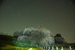 星空と滝桜