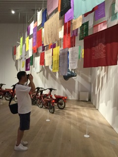 美術館でアート写真を撮る自分