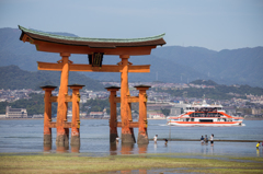 厳島神社鳥居と船