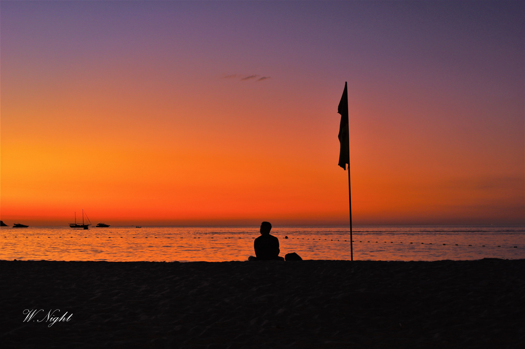 旅人と夕暮れの海　in Phuket