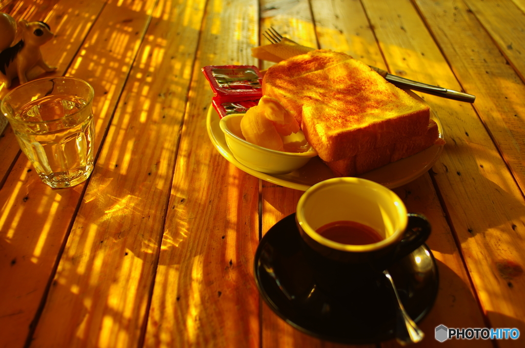 朝のカフェにて