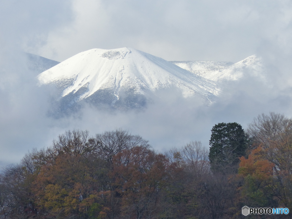 山に雪が
