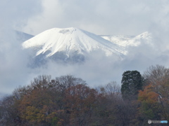 山に雪が