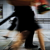行き交う人をボーっと眺める