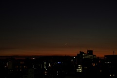 日が落ちて月も続いて