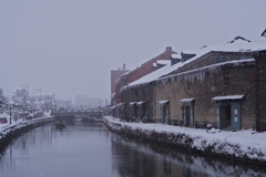 雪降る運河