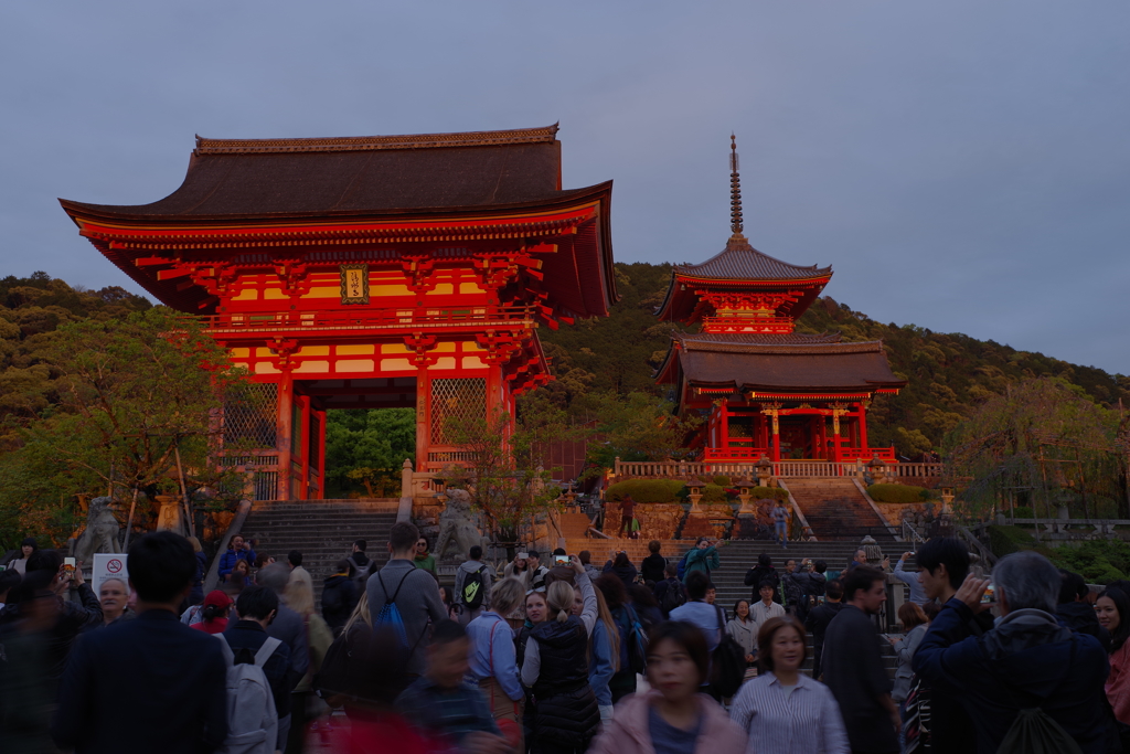 名残惜しく振り返る人たち