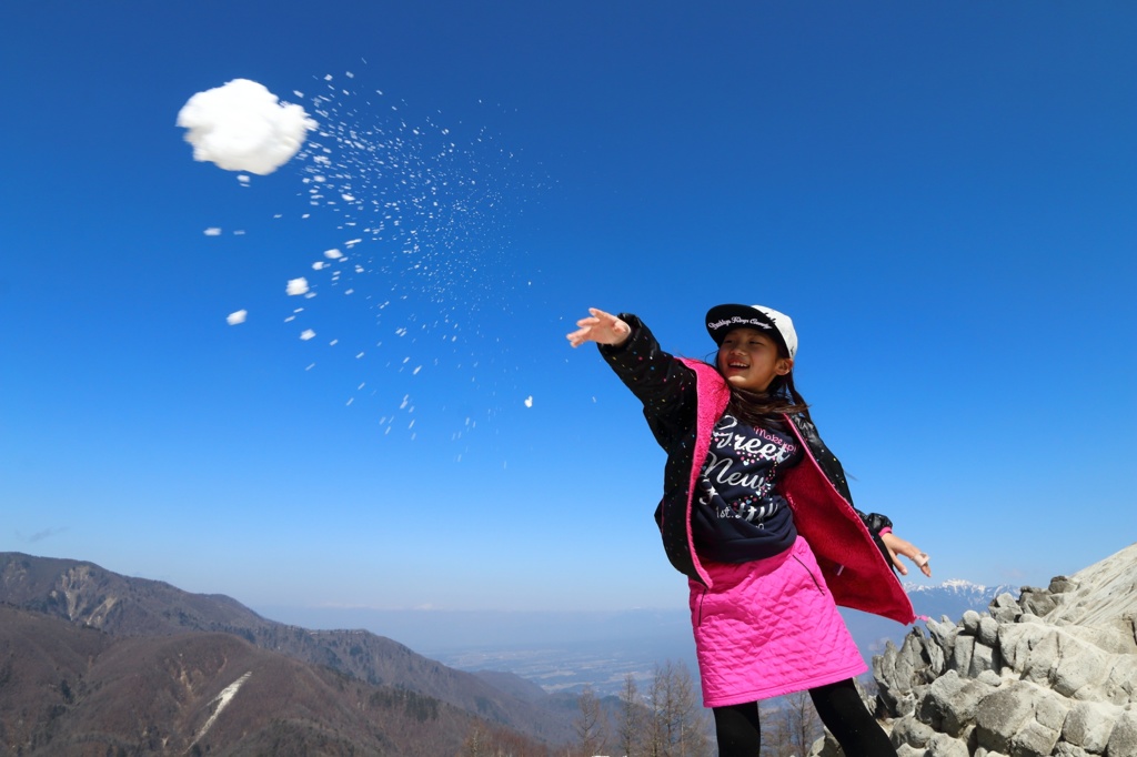 時期遅れの雪遊び