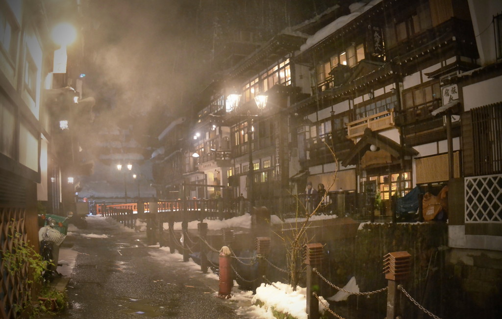 湯けむりふる雪