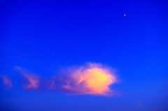 青空と雲と月