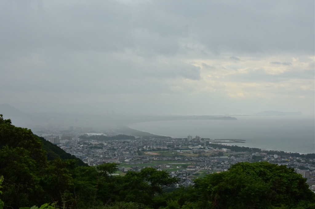 迫り来る雨