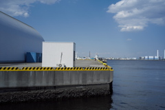 白い小屋のある風景