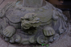 金亀山江ノ島神社 奥津宮 手水台 柱下の 石亀大王