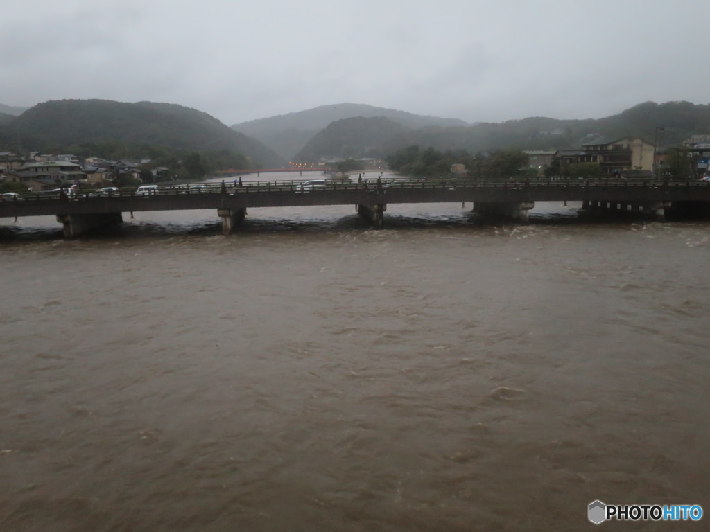 濁流の宇治川