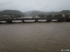 濁流の宇治川