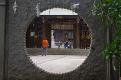 荻窪八幡の穴から