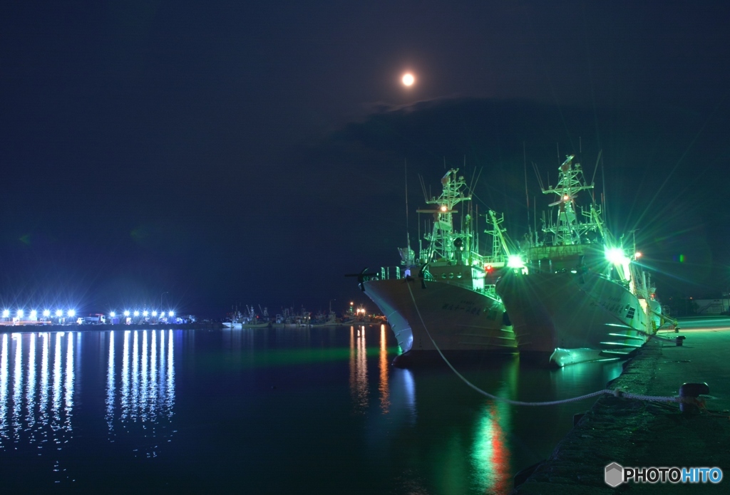 月夜の漁港