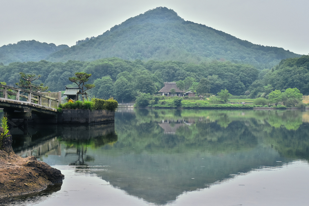 雨霞む里水