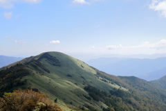 雲高く　頂き陰る　薫る秋