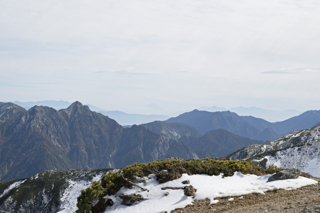 中央奥の方に薄っすらと見える富士山