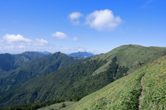 石鎚山系の山並み