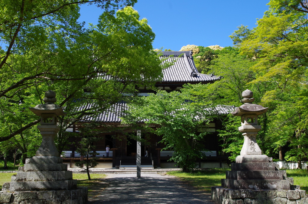 新緑のなかの山寺2