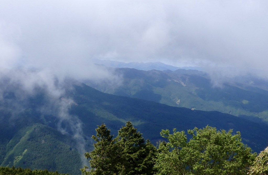 雲わたる台高山脈