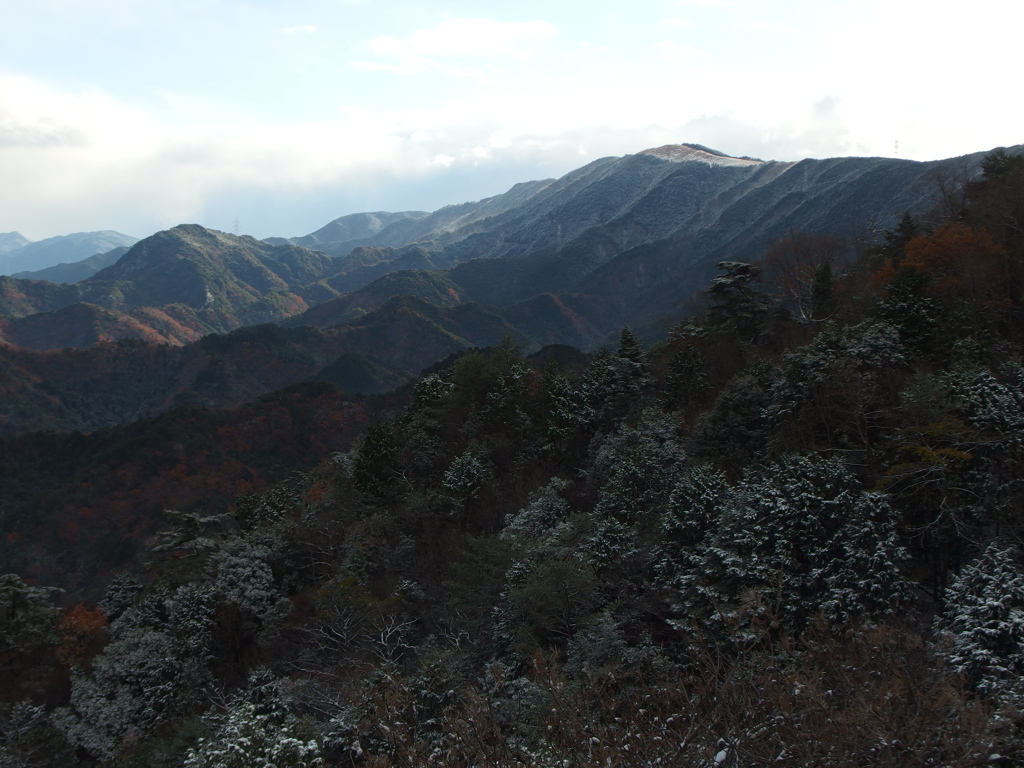 雪の岩湧山