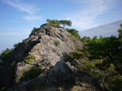 小さな岩峰