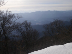 遠くに見える山里