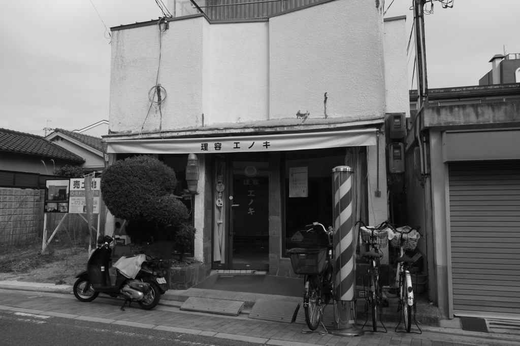 理髪店営業中