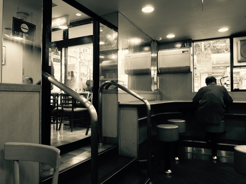 ある日の午後、コーヒーショップで