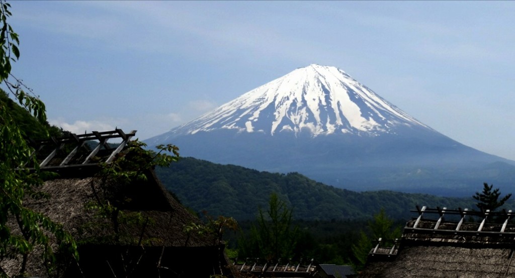 富士と古民家