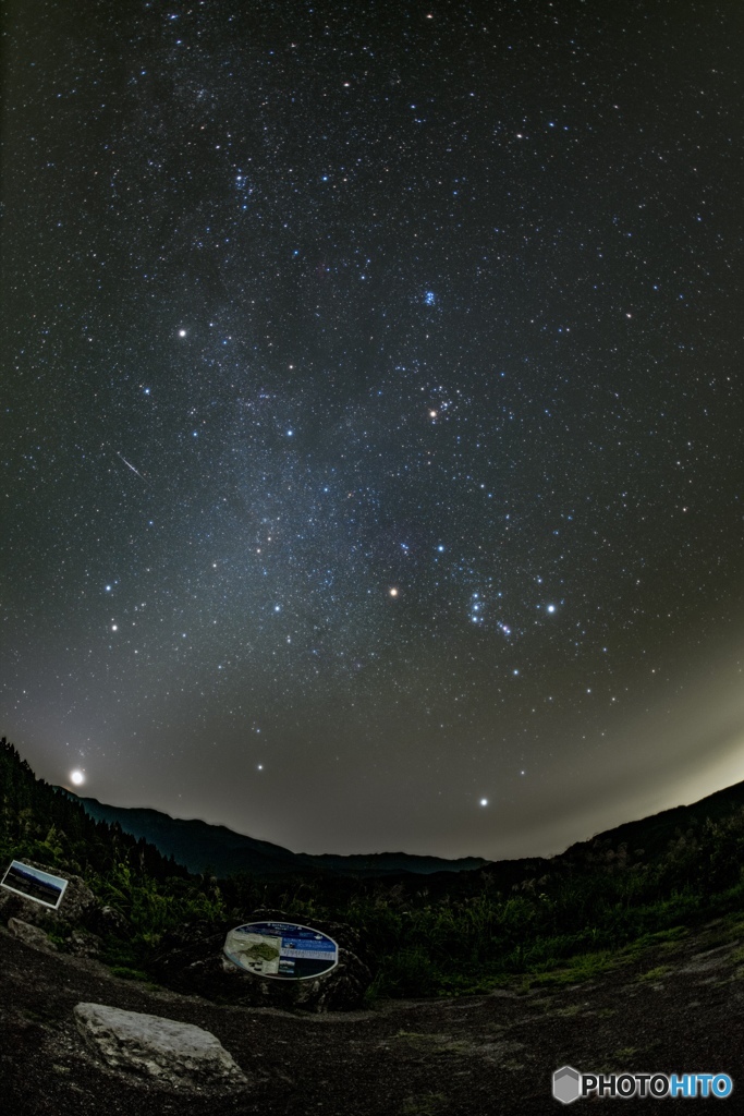 秋の夜空に黄道光そして明けの明星   