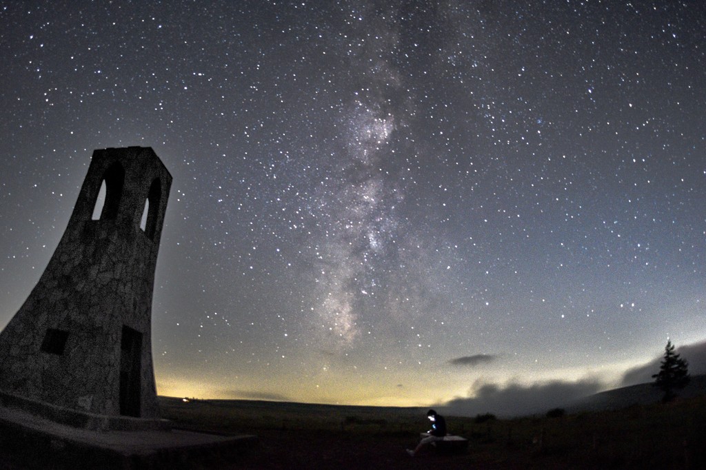 美しの搭と天の川　星ふる夜空