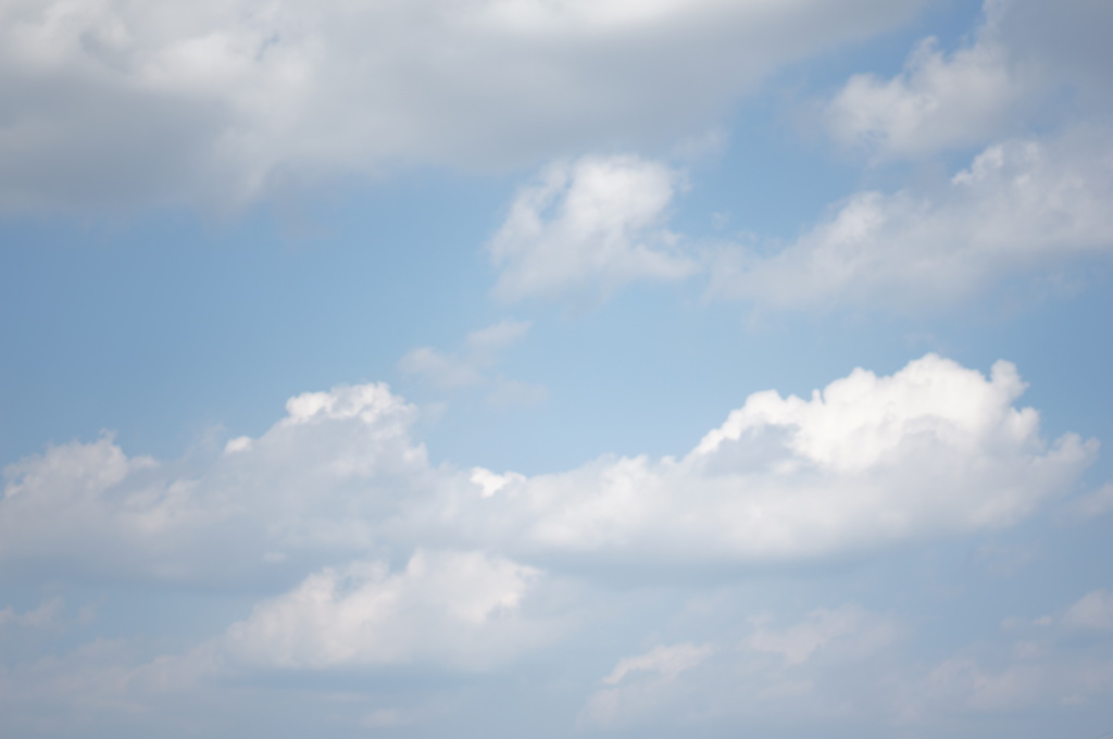 雲がゆっくり流れてて