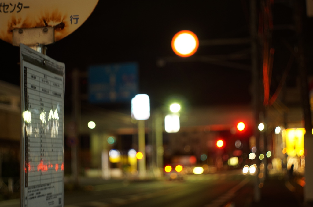夜のバス停