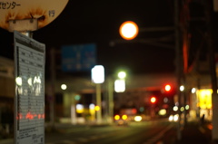 夜のバス停