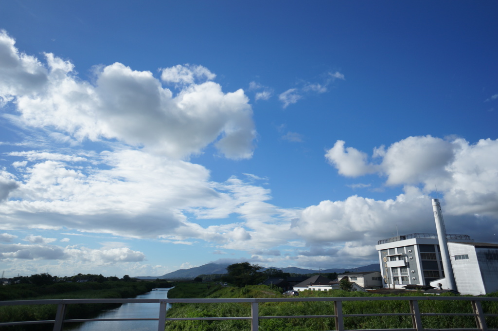 今日の空 #3  -醤油工場の煙突と雲-