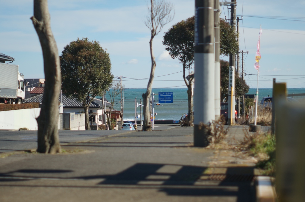 海が望める坂の上から