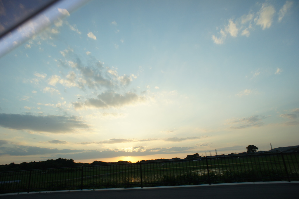 車からのぉ〜 今日の夕日。