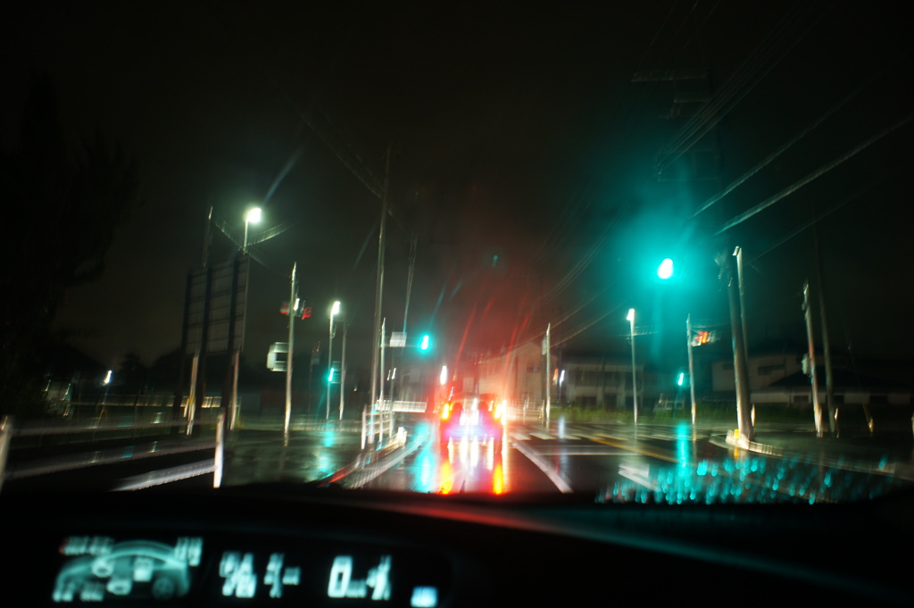 雨の夜のドライブ