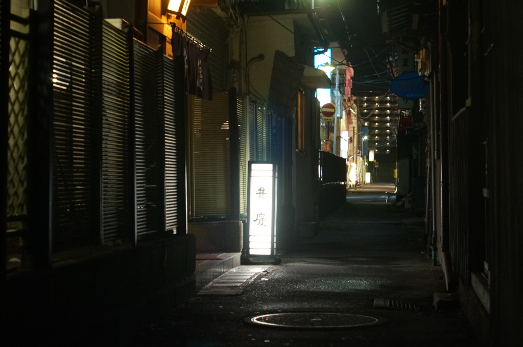 平日の駅裏路地にて