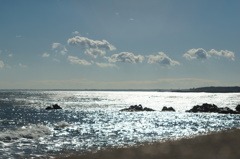 光る海
