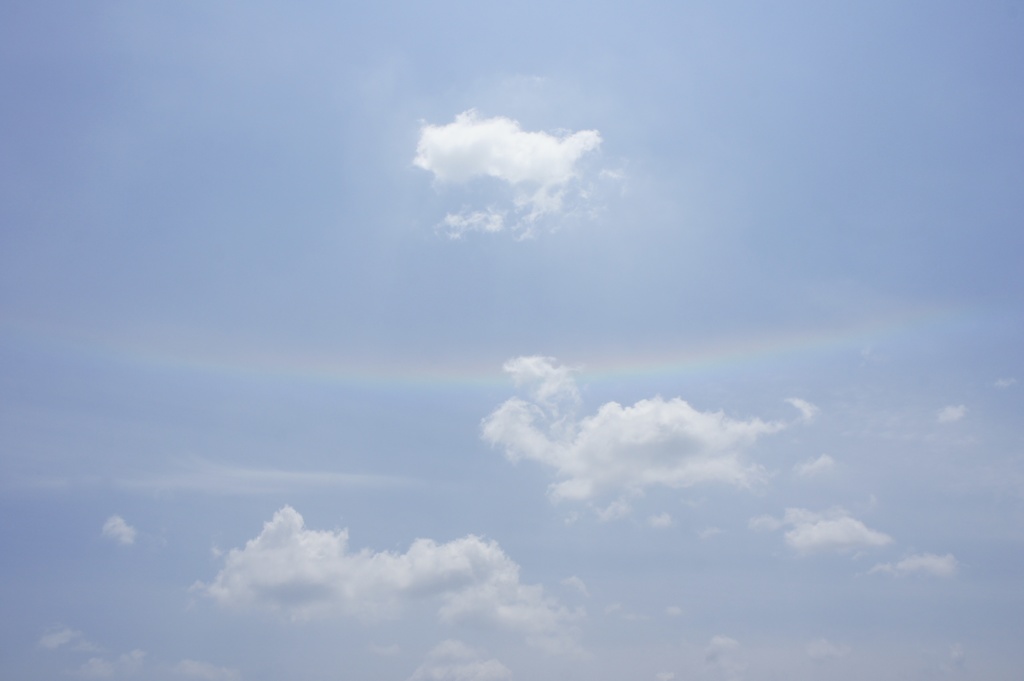 空に横たわる虹