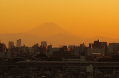 富士山と東北新幹線と夕焼け