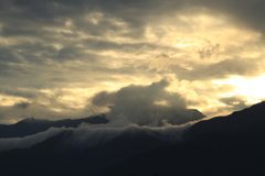 山に絡み付く雲