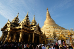 朝日に輝くシュエダゴン・パゴダ