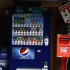 青い自販機と赤いポスト