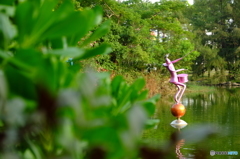 覗く目線